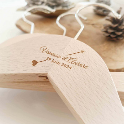 Cintre de mariage en bois avec gravure personnalisée